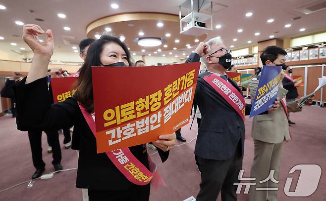 17일 서울 영등포구 서울시의사회관에서 열린 '간호법 재발의 저지를 위한 14 보건복지의료연대 결의대회'에서 참석자들이 구호를 외치고 있다. 2024.5.17/뉴스1 ⓒ News1 김성진 기자