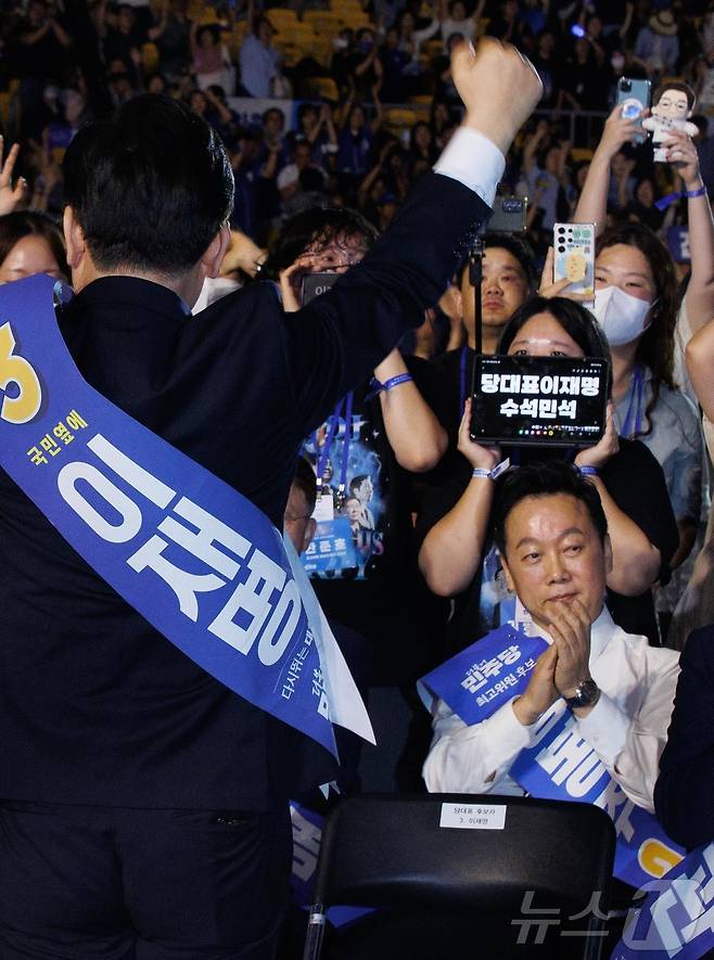 정봉주 더불어민주당 최고위원 후보가 18일 서울 송파구 KSPO DOME(올림픽체조경기장)에서 열린 더불어민주당 제1차 정기전국당원대회에서 심각한 표정으로 이재명 더불어민주당 대표의 당선을 축하하고 있다. (공동취재) 2024.8.18/뉴스1 ⓒ News1 김민지 기자