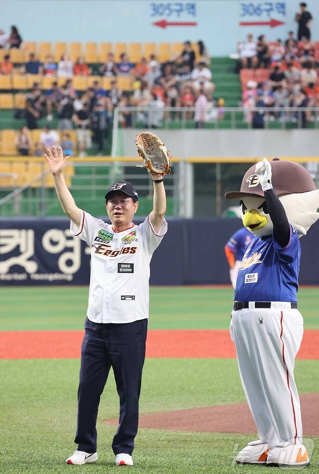 20일 청주에서 열린 프로야구 한화 이글스와 NC 다이노스의 경기에서 시구하는 송인헌 괴산군수.(괴산군 제공)/뉴스1