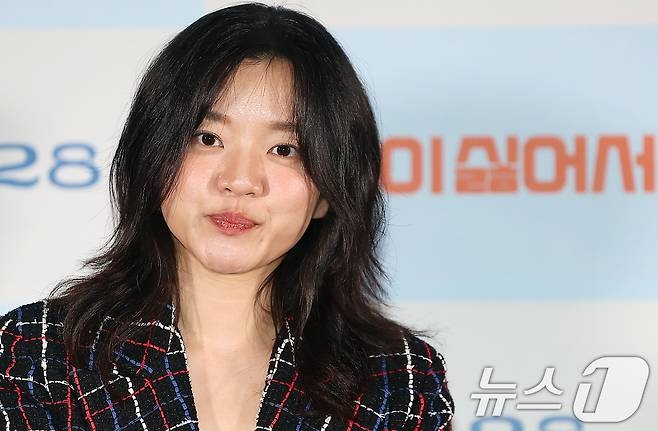 배우 고아성이 21일 오후 서울 CGV 용산아이파크몰에서 열린 영화 ‘한국이 싫어서’ 언론시사회에 참석해 취재진 질문을 듣고 있다. ‘한국이 싫어서’는 20대 후반의 계나(고아성)이 갑자기 자신의 행복을 찾아 직장과 가족, 남자친구를 뒤로하고 홀로 뉴질랜드로 떠나는 이야기다. 시대를 아우르는 공감과 희망의 메시지로 제28회 부산국제영화제 개막작으로 선정되기도 했다. 2024.8.21/뉴스1 ⓒ News1 김진환 기자