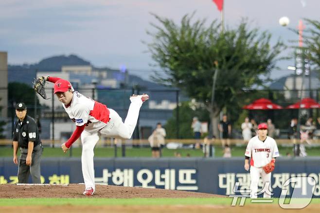 기아 양현종이 21일 오후 광주 기아챔피언스필드에서 열린 프로야구 롯데와 기아의 경기에서 3회초에 롯데 윤동희를 삼진으로 잡으며 KBO 역대 최다인 2,049개 탈삼진을 달성하고 있다. (기아타이거즈 제공)2024.8.21/뉴스1