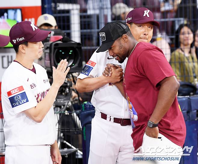 8일 서울 고척스카이돔에서 열릴 키움 히어로즈와 SSG 랜더스의 경기. 부상으로 시즌 아웃된 도슨이 동료들과 인사를 나누고 있다. 고척=박재만 기자 pjm@sportschosun.com/2024.08.08/