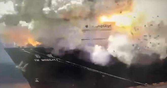 9일(현지 시간) 오후 중국 닝보항 컨테이너 터미널에 정박 중인 대만 해운사 양밍의 'YM모빌리티' 선박에서 폭발 사고가 발생했다(출처:&nbsp;&nbsp;중국중앙(CC)TV 화면 캡처)