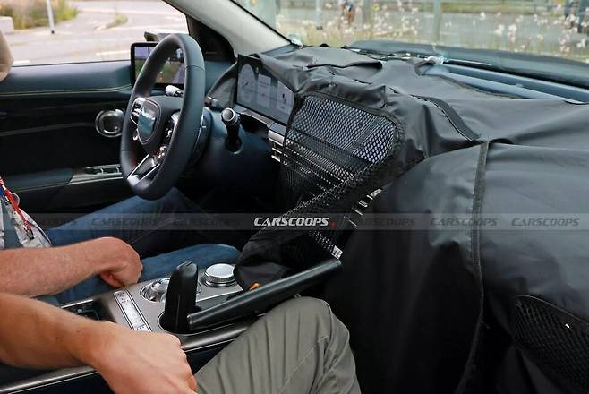 사진 : 제네시스 GV60 페이스리프트 테스트카 실내 (출처=Carscoops)