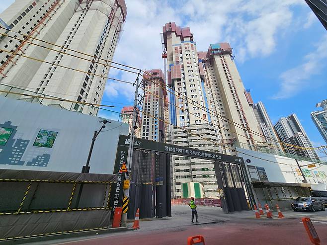 지난 20일 공사가 진행 중인 서울 강남구 청담동 '청담 르엘' 재건축 현장. /백윤미 기자
