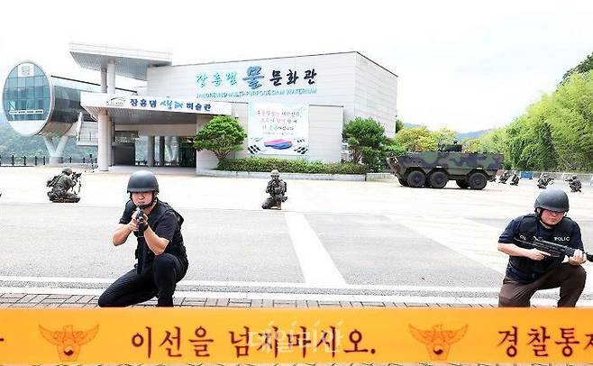 한국수자원공사가 관련 기관과 함께 국가 중요시설 재난 안전 대응 역량 점검 훈련을 하고 있다. ⓒ한국수자원공사