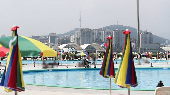 기사와 직접적 관련 없는 참고사진. 서울 서초구 잠원 한강공원 수영장을 찾은 시민들이 휴식을 취하고 있다. 뉴스1