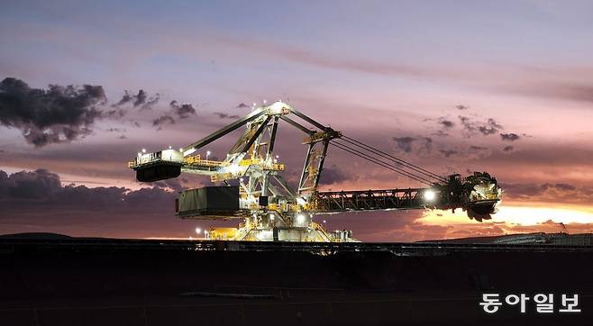 대형 광산기업 리오틴토가 서호주에서 운영하는 철광석 광산 구다이다리의 모습. 회전식 버킷 시스템을 이용하는 진보된 기술의 광산이다. 리오틴토 홈페이지