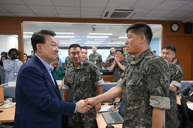 여름 휴가중인 윤석열 대통령이 지난 9일 충남 계룡대 전투통제실을 방문, 박안수 육군참모총장, 이영수 공군참모총장, 양용모 해군참모총장 등과 함께한 간담회를 마친 뒤 장병을 격려하고 있다. (사진=대통령실 제공) /사진=뉴시스화상