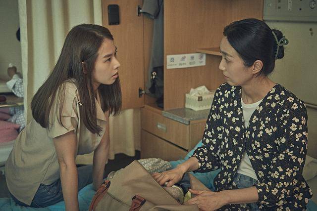 '늘봄가든'의 조윤희와 김주령. 바이포엠스튜디오, 제이앤씨미디어그룹 제공