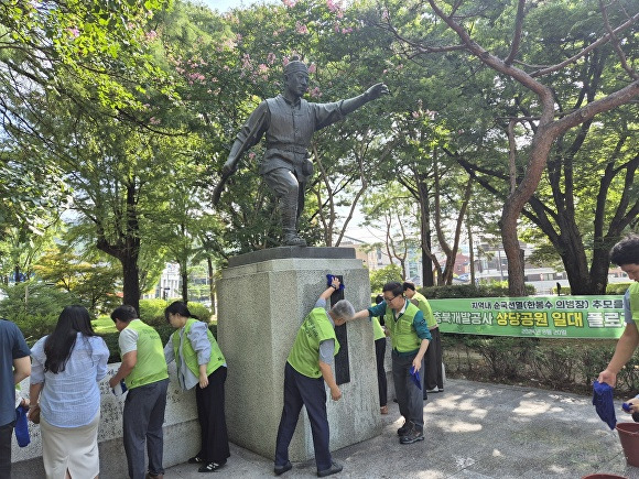 충북개발공사 진상화 사장과 임직원들이 20일 청주상당공원에서 한봉수 의병장 동상을 세척하고 있다. 2024. 08. 20. [사진=충북개발공사]