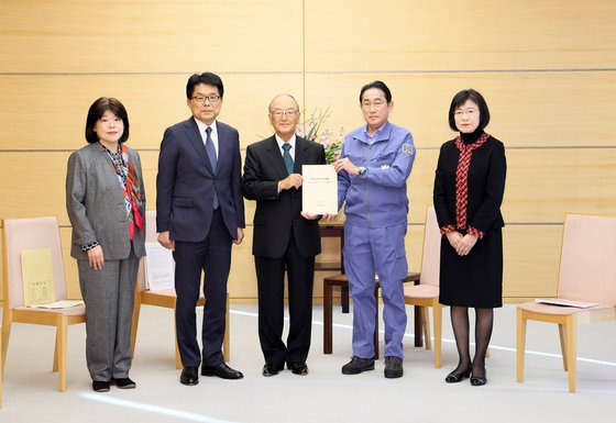 지난 1월 인구 정책과 관련한 보고서인 '인구비전2100'을 기시다 후미오(오른쪽 두번째) 일본 총리에게 전달하는 미무라 아키오(세번째) 일본제철 명예회장. 사진 일본 내각홍보실