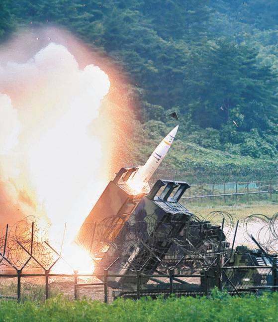 미국의 장거리 미사일 체계 에이태큼스(ATACMS)의 발사 모습. AFP=연합뉴스