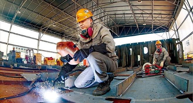 < 조선소서 땀흘리는 ‘외국인 용접공’ > 지난 16일 경남 창원시 원포동 케이조선 본사에서 외국인 근로자들이 용접 작업을 하고 있다.  최혁 기자