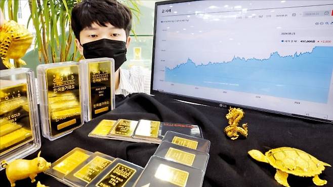 국제 금 현물 가격이 지난 주말 온스당 2500달러를 처음으로 돌파했다. 21일 서울 종로구 한국금거래소에 골드바가 진열돼 있다.  최혁 기자