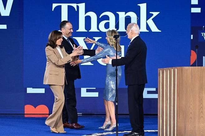 미국 대통령선거 민주당 후보로 확정된 카멀라 해리스 부통령과 남편 더그 임호프가 지난 19일 시카고 전당대회 연단에서 조 바이든 대통령 부부와 인사를 나누고 있다. AFP 연합뉴스