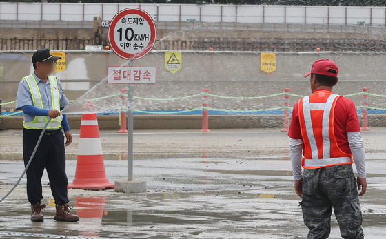 Workers are on duty at a construction site in Seoul on Wednesday. [NEWS1]