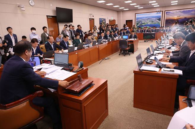 국회 국토교통위원회 맹성규 위원장이 21일 국회에서 열린 전체회의에서 의사봉을 두드리고 있다. 연합뉴스