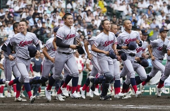 지난 19일 일본 효고현 니시노미야시 소재 한신고시엔구장에서 열린 여름 고시엔 본선에서 4강전 진출을 확정한 교토국제고 선수들이 그라운드를 달리고 있다.연합뉴스