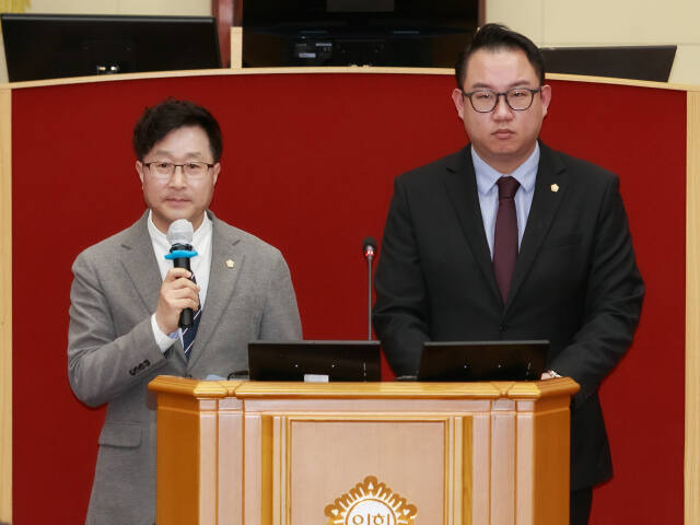 부천시의회가 최근 만장일치로 ‘부천시 과학고 설립지지 결의안’을 채택한 가운데 결의에 동참한 여야 의원 대표 김주삼 의원(왼쪽)과 김건 의원이 기념촬영을 하고 있다. 부천시 제공