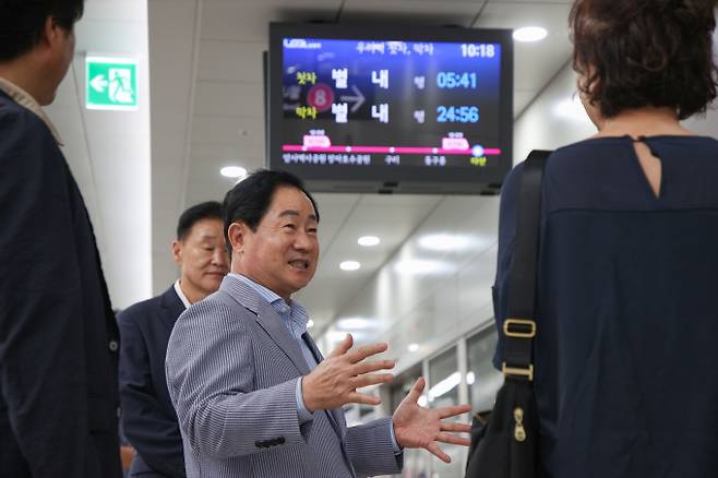 주광덕 남양주시장(가운데)이 20일 별내역, 다산역 등 별내선 이용 불편사항을 개선하기 위해 현장점검에 나섰다. / 사진제공=남양주시