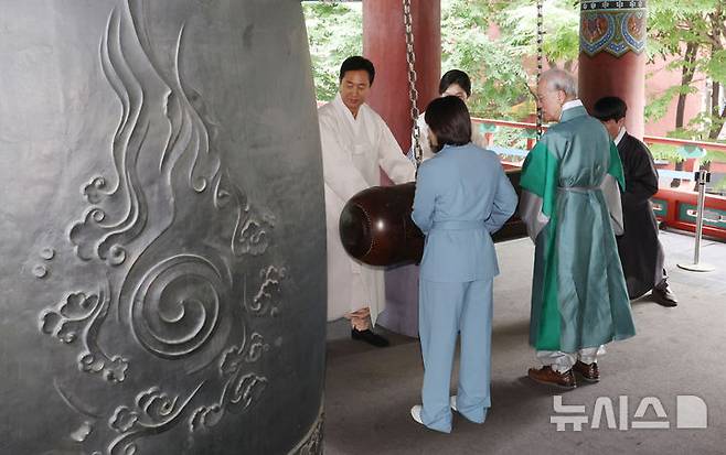 [서울=뉴시스] 김선웅 기자 = 광복절인 15일 서울 종로구 보신각에서 열린 제79주년 광복절 기념 타종식에서 오세훈 서울시장, 독립운동가 허석 의사 후손인 유도 국가대표 허미미 선수 등 참석자들이 타종을 하고 있다. (공동취재) 2024.08.15. photo@newsis.com