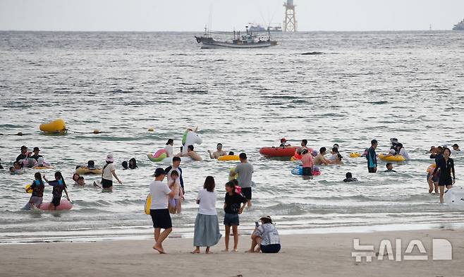 [제주=뉴시스] 우장호 기자 = 18일 오후 제주시 한림읍 협재해수욕장을 찾은 관광객들이 바닷물에 몸을 담그며 더위를 식히고 있다. 2024.08.18. woo1223@newsis.com