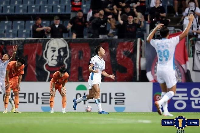 [서울=뉴시스]프로축구 포항 정재희 극적인 동점골. (사진=대한축구협회 제공)