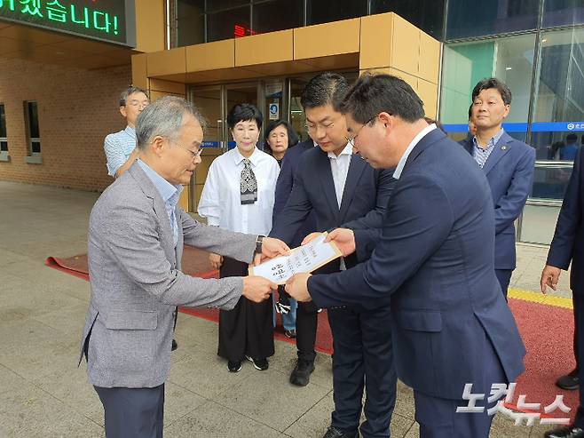 신민호 도의원과 장경원 시의원이 성명서를 박병희 단장(왼쪽)에게 전달하고 있다. 고영호 기자