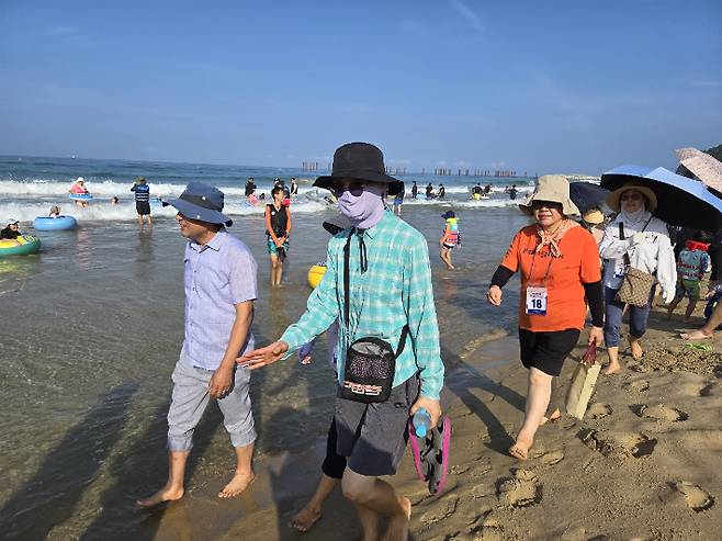 지난 14일 삼척해수욕장에서 열린 맨발걷기 행사. 삼척시 제공