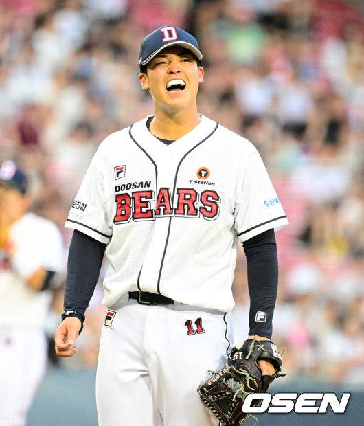 [OSEN=잠실, 지형준 기자] 25일 오후 서울 잠실야구장에서&nbsp;2024 신한 SOL Bank KBO리그 두산 베어스와 키움 히어로즈의 경기가 열렸다.두산은 단기 외국인투수 시라카와를, 키움은 루키 김윤하를 선발로 내세웠다.4회초 무사 2루에서 두산 시라카와가 키움 도슨에 볼넷을 허용하며 아쉬워하고 있다. 2024.07.25 / jpnews@osen.co.kr