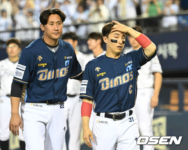 [OSEN=잠실, 이대선 기자] NC 이용찬, 손아섭이 패배 후 팬들에게 인사를 하고 있다. 2024.06.20 /sunday@osen.co.kr