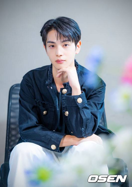 [OSEN=민경훈 기자] tvN 토일드라마 ‘감사합니다’에 출연한 신인 배우 박태린이 최근 서울 마포구 합정동에서 OSEN과 인터뷰를 가졌다.박태린은 드라마 ‘감사합니다’에서 전설의 감사팀장 신차일(신하균 분)의 과거 인물을 맡았다. 그는 신인임에도 안정적인 연기력과 발성, 차분한 감정 표현으로 신차일의 과거 모습을 연기하며 시청자들이 작품에 깊이 몰입할 수 있도록 과거와 현재를 잇는 징검다리 역할을 했다.배우 박태린이 인터뷰에 앞서 포즈를 취하고 있다. 2024.08.17 / rumi@osen.co.kr