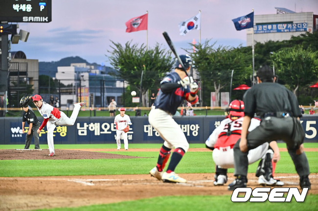 [OSEN=광주, 이석우 기자] 21일 광주-기아 챔피언스필드에서 2024 신한 SOL 뱅크 KBO 리그 KIA 타이거즈와 롯데 자이언츠의 경기가 열렸다.홈팀 KIA는 양현종이 선발 출전하고 방문팀 롯데는 박세웅이 선발 출전했다.KIA 타이거즈 선발투수 양현종이 3회초 2사 1루 롯데 자이언츠 윤동희를 삼진으로 잡고 KBO 통산 최다탈삼진 신기록(2049개)을 세우고 있다. 2024.08.21 / foto0307@osen.co.kr