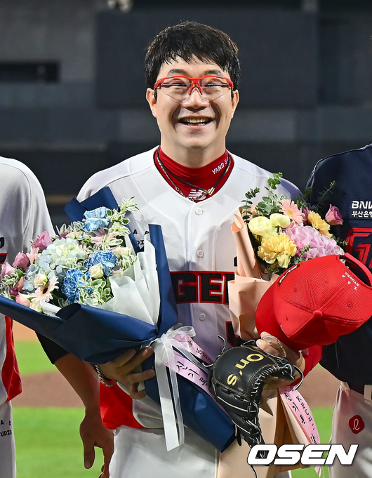 [OSEN=광주, 이석우 기자] 21일 광주-기아 챔피언스필드에서 2024 신한 SOL 뱅크 KBO 리그 KIA 타이거즈와 롯데 자이언츠의 경기가 열렸다.홈팀 KIA는 양현종이 선발 출전하고 방문팀 롯데는 박세웅이 선발 출전했다.KIA 타이거즈 선발투수 양현종이 3회초 2사 1루 롯데 자이언츠 윤동희를 삼진으로 잡고 KBO 통산 최다탈삼진 신기록(2049개)을 세우고 양팀 주장들에게서 축하 꽃다발을 받고 기념촬영을 하고 있다. 2024.08.21 / foto0307@osen.co.kr