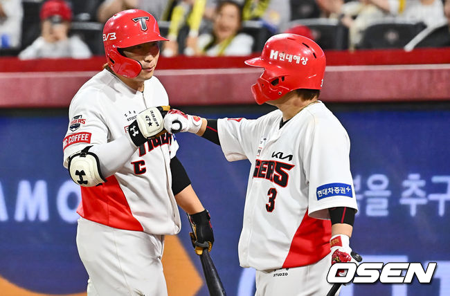 [OSEN=광주, 이석우 기자] 21일 광주-기아 챔피언스필드에서 2024 신한 SOL 뱅크 KBO 리그 KIA 타이거즈와 롯데 자이언츠의 경기가 열렸다.홈팀 KIA는 양현종이 선발 출전하고 방문팀 롯데는 박세웅이 선발 출전했다.KIA 타이거즈 나성범이 7회말 1사 2,3루 우익수 희생 플라이볼을 치고 하이파이브를 하고 있다. 2024.08.21 / foto0307@osen.co.kr