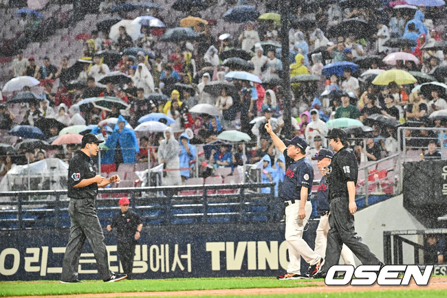 [OSEN=광주, 이석우 기자] 21일 광주-기아 챔피언스필드에서 2024 신한 SOL 뱅크 KBO 리그 KIA 타이거즈와 롯데 자이언츠의 경기가 열렸다.홈팀 KIA는 양현종이 선발 출전하고 방문팀 롯데는 박세웅이 선발 출전했다.롯데 자이언츠 김태형 감독이 7회말 경기가 우천 중단할려다 다시 속개되자 어필하고 있다. 2024.08.21 / foto0307@osen.co.kr