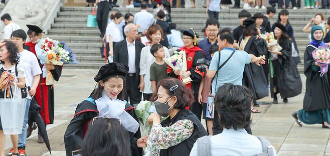 21일 서울 동대문구 경희대학교 평화의전당에서 2023학년도 후기 학위수여식이 열린 가운데 졸업생들이 기념촬영을 하고 있다.