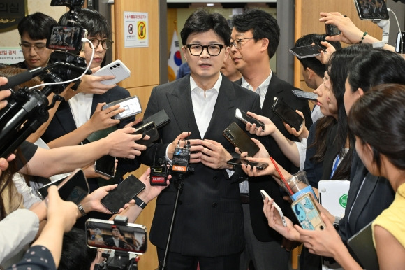 한동훈 국민의힘 대표가 21일 국회에서 열린 ‘간첩죄 처벌 강화’를 주제로 한 입법 토론회를 마치고 취재진의 질문에 답하고 있다. 안주영 전문기자