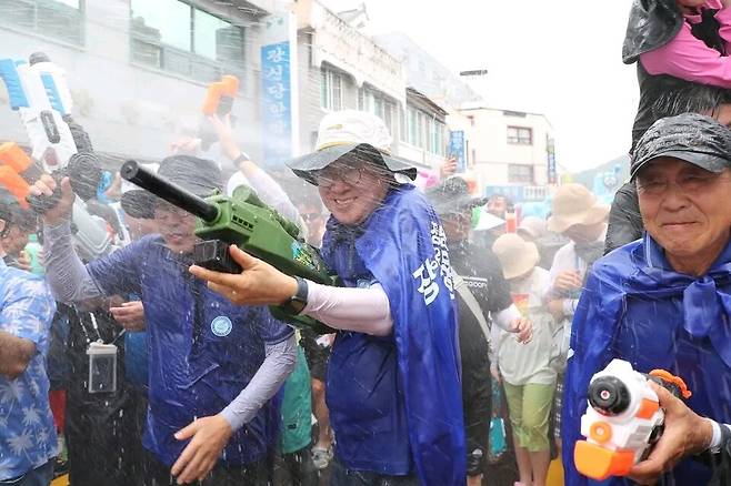 김성 장흥군수가 1만5000여명이 참여한 장흥물축제 살수대첩 퍼레이드에서 물총싸움을 하고 있다. ⓒ장흥군