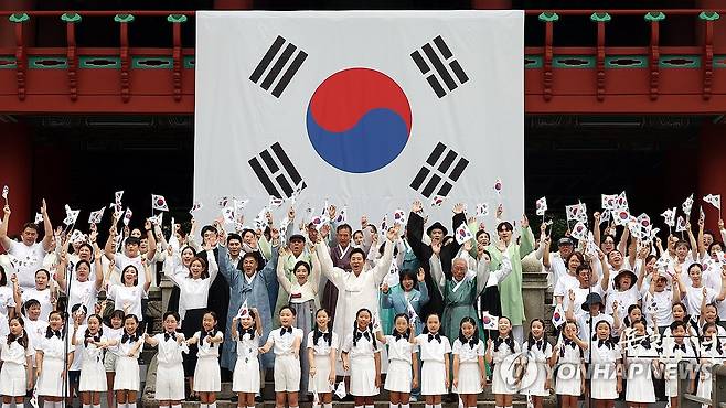 다 함께 외치는 '대한독립 만세!' (서울=연합뉴스) 김인철 기자 = 제79주년 광복절인 15일 서울 종로구 보신각에서 열린 제79주년 광복절 기념 타종식에서 오세훈 서울시장과 파리올림픽 유도 은메달리스트인 허미미, 독립유공자의 후손들, 시민 대합창단 등 참석자들이 만세삼창을 하고 있다. 2024.8.15 [공동취재] yatoya@yna.co.kr