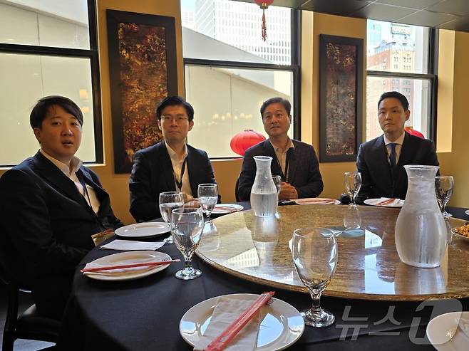 21일(현지시간) 미국 민주당 전당대회 참관을 위해 일리노이주 시카고를 찾은 국회 방미단 의원들이 한 식당에서 특파원단과 간담회를 갖고 있다.. 사진 왼쪽부터 이준석(개혁신당) , 조정훈(국민의힘), 김영배(더불어민주당, 단장), 김한규(더불어민주당) 의원.