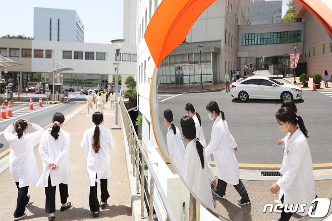 18일 서울의 한 대학병원에서 의료진이 발걸음을 옮기고 있다. 2024.4.18/뉴스1 ⓒ News1 신웅수 기자