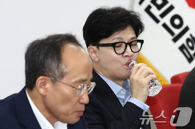 한동훈 국민의힘 대표가 22일 오전 서울 여의도 중앙당사에서 열린 최고위원회의에서 목을 축이고 있다. 2024.8.22/뉴스1 ⓒ News1 이광호 기자