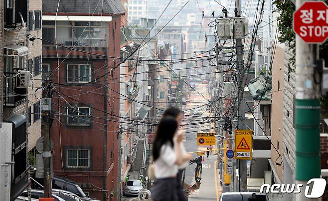 20일 오전 서울 강서구 빌라 밀집 지역에서 시민들이 길을 걷고 있다. /뉴스1 ⓒ News1 장수영 기자