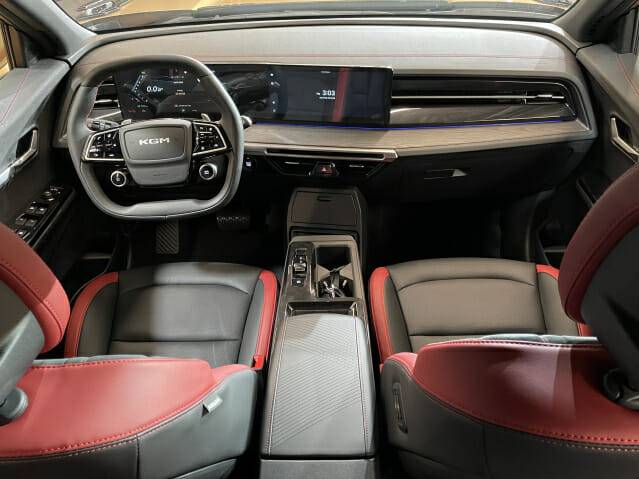 KG모빌리티 액티언 실내