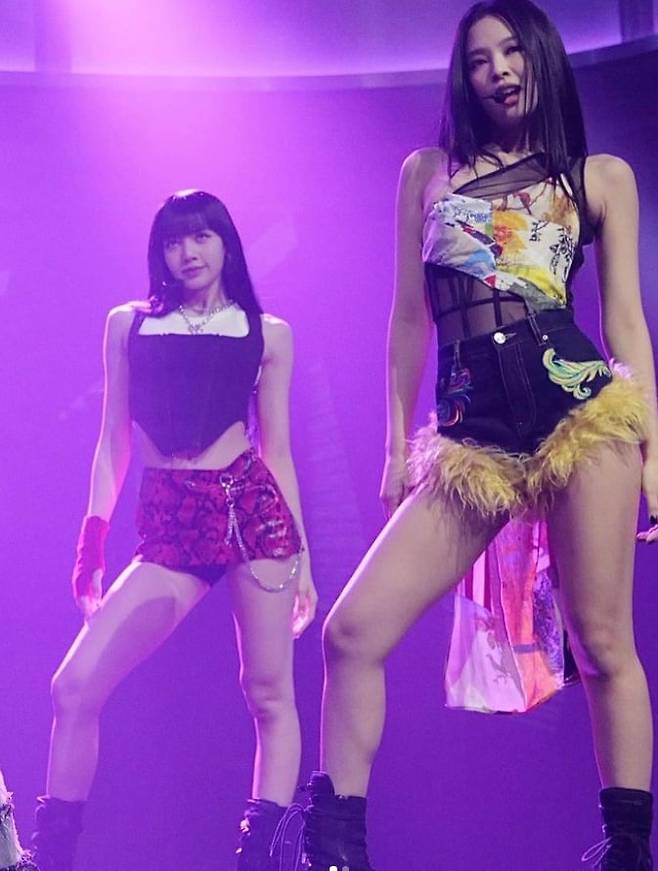 몬세 의상을 입은 블랙핑크 리사(왼쪽)와 제니. /인스타그램