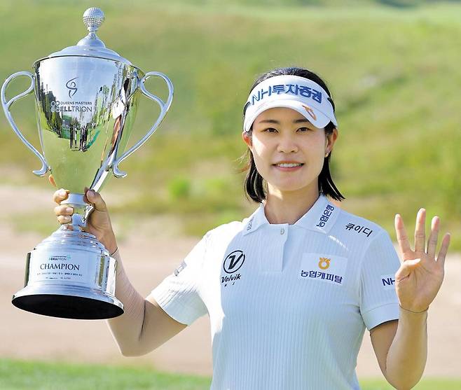 박민지가 9일 우승 트로피와 함께 4연패를 뜻하는 네 손가락을 들었다. /KLPGA