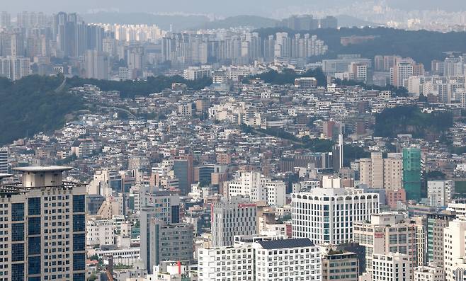 지난 4일 서울 중구 남산에서 바라본 도심 아파트 단지와 빌라촌. /(뉴스1