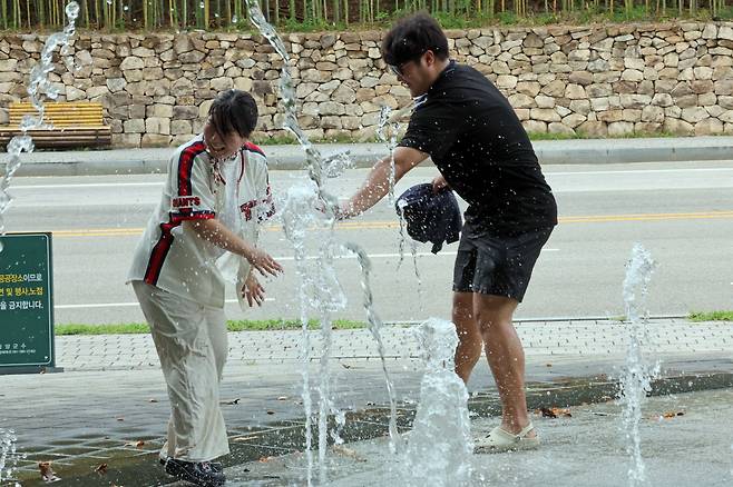 폭염 경보가 발효 중인 21일 오후 전남 담양군 담양읍 관방제림 옆 바닥분수에서 시민들이 물놀이를 즐기고 있다. /연합뉴스